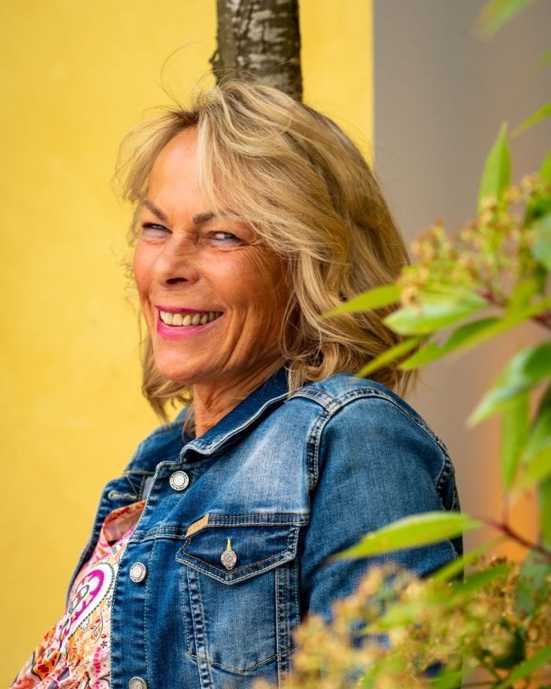 Anke Elsa Delfs lacht und schaut zur Seite.